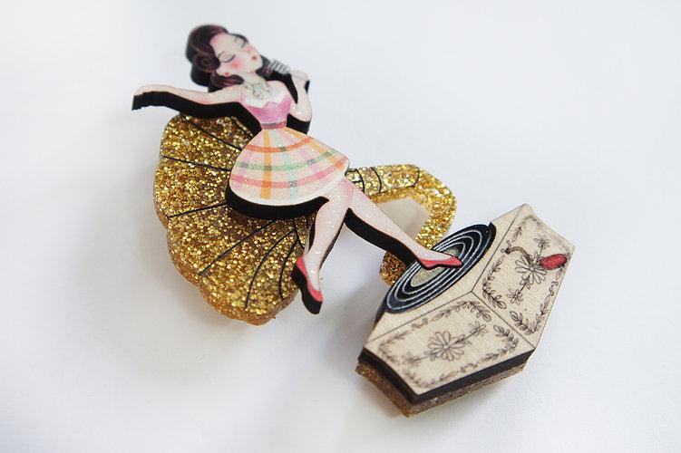 Pin Up Singer w/ Victrola Brooch by Laliblue